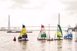 从空中俯瞰芹苴市后江水上旅游活动。