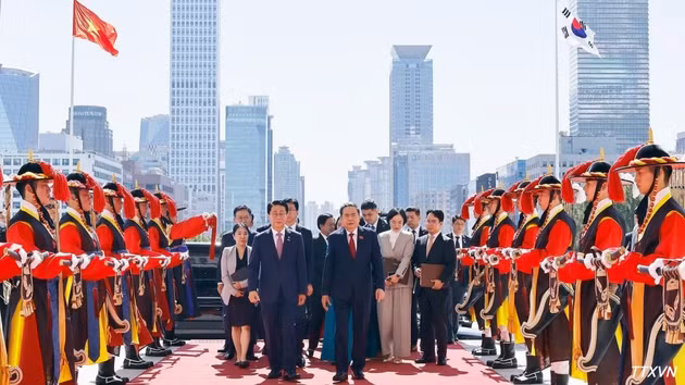 越南国会主席陈青敏对韩国进行正式访问的欢迎仪式在首都首尔韩国国会总部隆重举行。（图片来源：越通社）