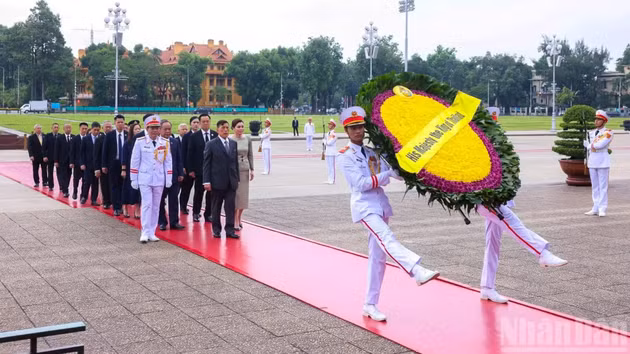 泰国国王玛哈·哇集拉隆功和王后苏提达·帕查拉素塔皮蒙拉敬献花圈并入陵瞻仰胡志明主席遗容。