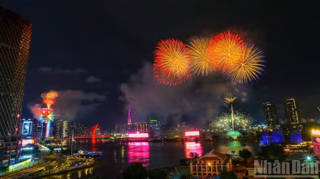 胡志明市国庆焰火之夜绚丽绽放。