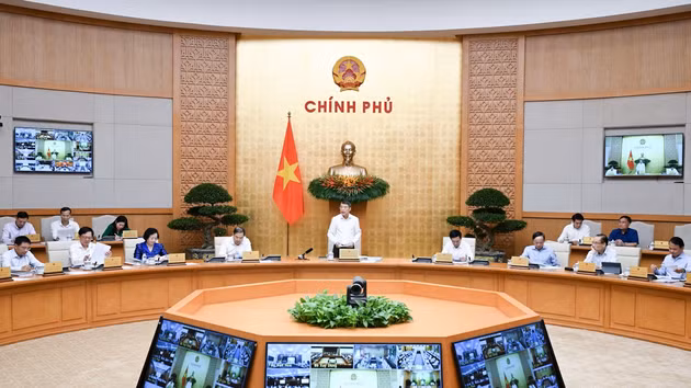 黎明兴总理主持召开2026年9月政府例行会议。（陈海 摄）