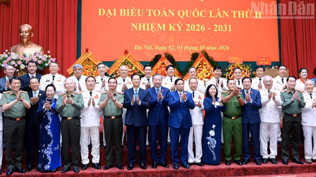 越共中央总书记、国家主席苏林以及党、国家领导人、前领导人和与会代表合影。（登科 摄）