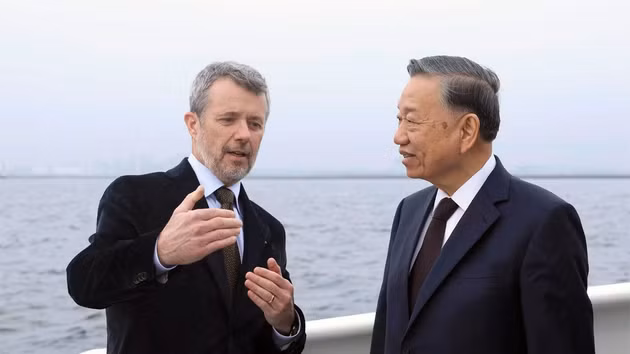 丹麦国王腓特烈十世在船上向苏林总书记、国家主席介绍利奈特霍尔姆人工半岛项目。（图片来源：越通社）
