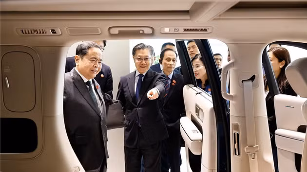 国会主席陈青敏在北京亦庄参观小米汽车展厅和听取小米汽车超级工厂主要科技介绍。（图片来源：越通社）