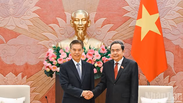 越南国会主席陈青敏与中国全国人大财政经济委员会主任委员钟山握手。（维灵 摄）