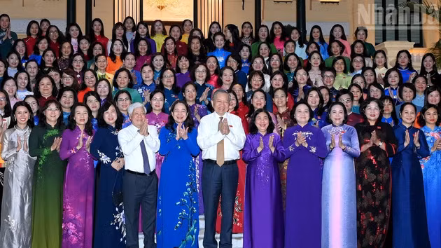 苏林总书记、国家主席与第十六届国会女代表合影。