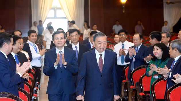 越共中央总书记、国家主席苏林出席越共第十四届中央委员知识更新培训班开班仪式。