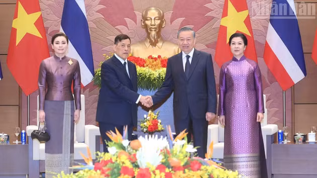 越共中央总书记、国家主席苏林及夫人吴芳璃与泰国国王玛哈·哇集拉隆功和王后苏提达·帕查拉素塔皮蒙拉。