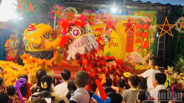 孩子们欢喜共度2026年“中秋月圆夜”。