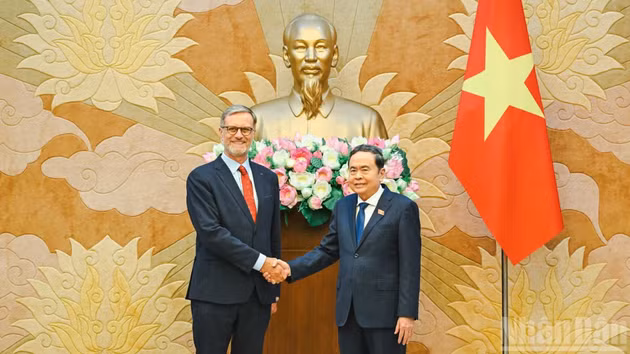 越南国会主席陈青敏会见法国驻越南大使奥利维耶·布罗谢。
