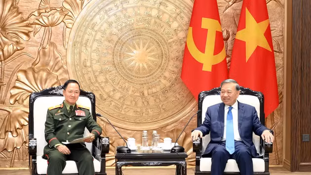 越共中央总书记、国家主席苏林会见老挝国防部长坎良·奥萨宋大将。