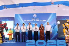 西宁省委书记阮文决与省领导共同举行2026年西宁省投资促进会展览空间开幕仪式。（图片来源：越通社