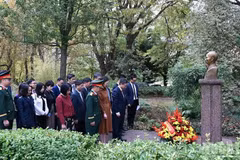 旅法越南人向胡志明主席献花。