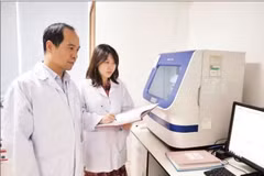 阮辉煌教授分享有关新生儿丑角样鱼鳞病的致病原因的信息。