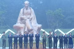 越共中央总书记、国家主席苏林和各位代表出席“胡志明主席与祖国山河盛会”塑像落成仪式。
