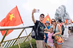 九二国庆节假期游客数量众多且旅游收入超过一万亿越盾的地方【图表新闻】