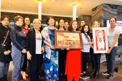 阮台庄博士（身穿红色奥黛）与当地民众一起参加纪念活动。（图片由本人提供）