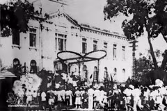 1945年8月19日，革命群众与自卫队占领钦差府（北圻统使府），八月革命在河内取得胜利。（越通社资料图）