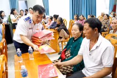 海警第3区司令部工作团向渔民赠送国旗。（图片来源：越通社）