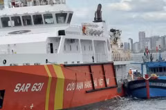 经过在海况恶劣条件下连续64个多小时的救援行动，8月24日11时，SAR 631船将渔船及9名渔民安全拖回岘港，并移交职能部门。（图片来源：tienphong.vn）