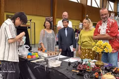 游客参观越南传统捏塑艺术的展位。（图片来源：越通社）