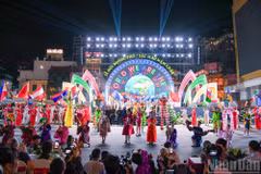 来自全球18个国家的艺术团体与艺术家们同台献艺，共同缔造了一场精彩纷呈、充满激情的国际文化盛宴。（世代 摄）