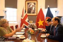 越共中央委员、胡志明国家政治学院常务副院长黎海平与英国共产党主席洛林·道格拉斯举行工作会谈。（图片来源：越通社)