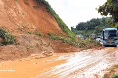 强降雨导致宣光省多条道路发生山体滑坡。（图片来源：越通社）
