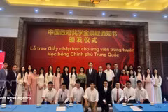 中国驻越南大使何炜与荣获2026-2027学年中国政府奖学金的学生合影留念。（图片来源：越通社）