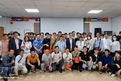 在昌原（韩国）的越南劳动者与各组织方和赞助方代表在提高昌原越南劳动者法律知识咨询会上合影留念。（图片来源：越通社）