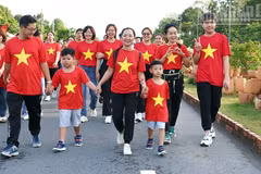 永隆省民众兴高采烈地参加2025年“与越南一同前进” 徒步活动。（霸勇 摄）