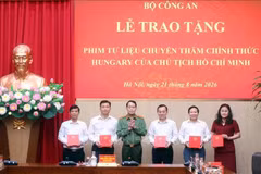 胡志明主席访问匈牙利珍贵影像资料正式移交越南主要媒体。（图片来源：越通社）