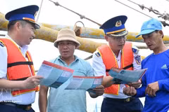 职能机构在胡志明市长海乡渔民出海捕捞前向他们宣传IUU（打击非法、不报告和不受管制捕捞）相关规定。（图片来源：越通社）