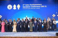 越南国会副主席阮氏青与各国议会代表合影。（图片来源：越通社）