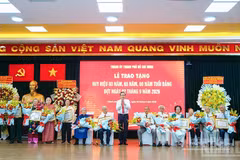 国会主席陈青敏向革命老前辈颁授2026年9月2日批次80年、65年和60年党龄纪念章。（世英 摄）