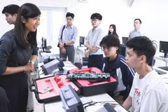 河内国家大学学生在用于物联网（IoT）和半导体教学科研的测量测试设备系统上进行实践。（图片来源：河内国家大学）