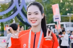 这是排球运动员黎青翠连续第二次在一项大型体育赛事上担任旗手。（越南排球协会供图）