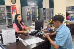 劳动者在胡志明市顺化就业服务中心应聘。（图片来源：越通社）