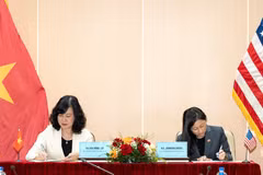 越南卫生部部长陶红兰与美国驻越南大使詹妮弗·威克斯·麦克纳马拉（Jennifer McNamara Wick）签署合作备忘录。（美国驻越南大使馆供图） 