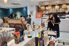 参观者在胡志明市贸易投资促进中心浏览商家展示的产品。