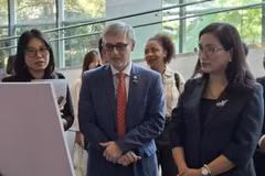 越南社会科学翰林院副院长丁氏梅博士与阿根廷驻越南大使馆临时代办亚历克西斯·阿姆参观摄影展。（图片来源：俊英 摄）