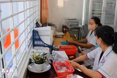 同塔省一卫生院医务人员在医疗保险电子系统上处理前来就诊患者的信息。（图片来源：越通社）