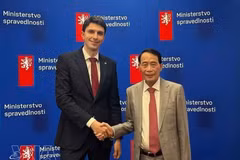 越南公安部副部长黎国雄上将与捷克司法部副部长亚当·希米切合影。（图片来源：越通社）