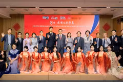 出席活动的各位代表合影。（河内中国文化中心供图）