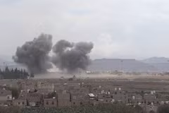 也门萨那(Sanaa)遭空袭后升起浓烟。（图片来源：新华社/越通社）