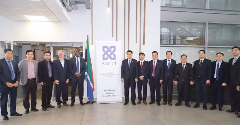 国会副主席武鸿青与南非工商会首席执行官艾伦·穆科基和副主席尼尔·波洛克合影留念。（图片来源：越通社）