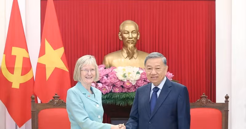 越共中央总书记苏林与澳大利亚新任驻越南大使吉莉安·伯德。（图片来源：越通社）