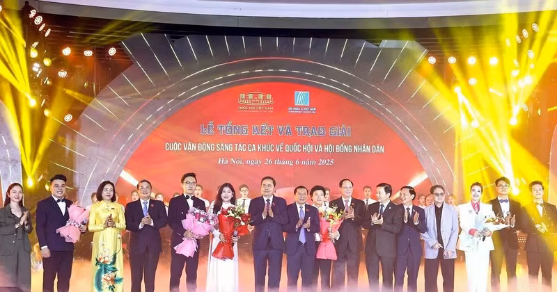 关于国会和人民议会的歌曲创作比赛总结与颁奖仪式。（图片来源：越通社）