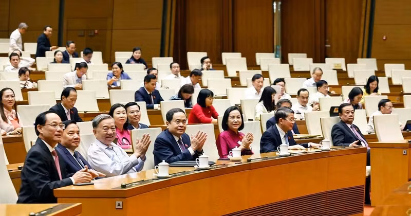 出席奖状颁发仪式的党和国家各位领导人。（图片来源：越通社）