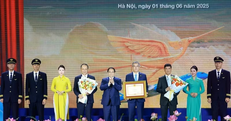 越南政府总理范明正向越南航空公司授予政府总理奖状。